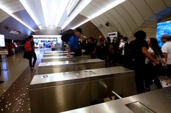 Metro de Santiago cierra 6 estaciones debido a evasiones de estudiantes