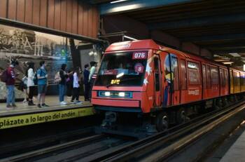 Metro de Santiago restablece servicio en la Línea 2
