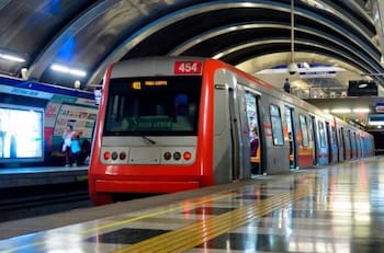 Metro de Santiago anuncia extensión de horario en Línea 1 y Línea 5: estas estaciones funcionarán hasta más tarde el martes 21 de octubre