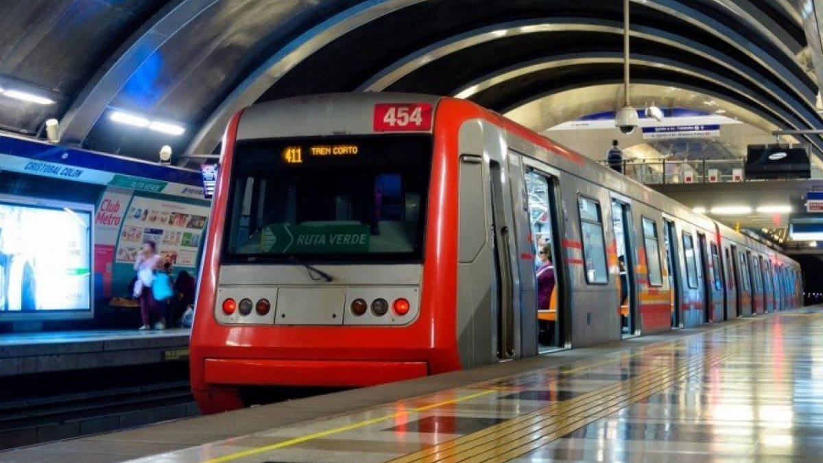Metro anunció extensión horaria para hoy por Maratón de Santiago: 4 líneas abrirán antes este domingo 26 de abril