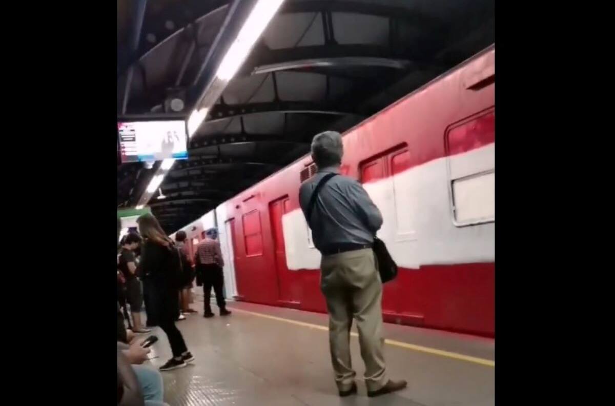 VIDEO: ¡Indignante! Encapuchados rayaron siete vagones del Metro de Santiago