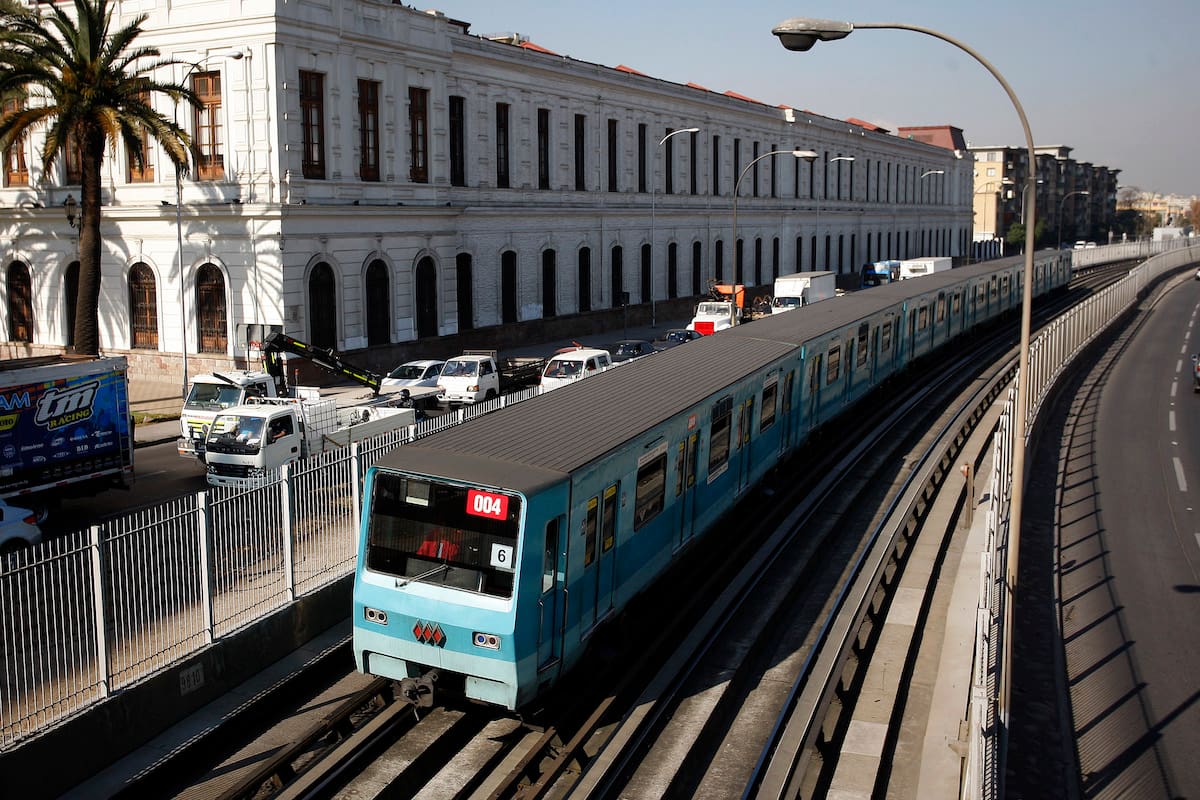 La emergencia obligó a cerrar tres importantes estaciones en la Línea 1, interrumpiendo además las combinaciones con las Líneas 3 y 5 que se encuentran en ese sector del trazado. Créditos: Paul Plaza/Aton Chile.