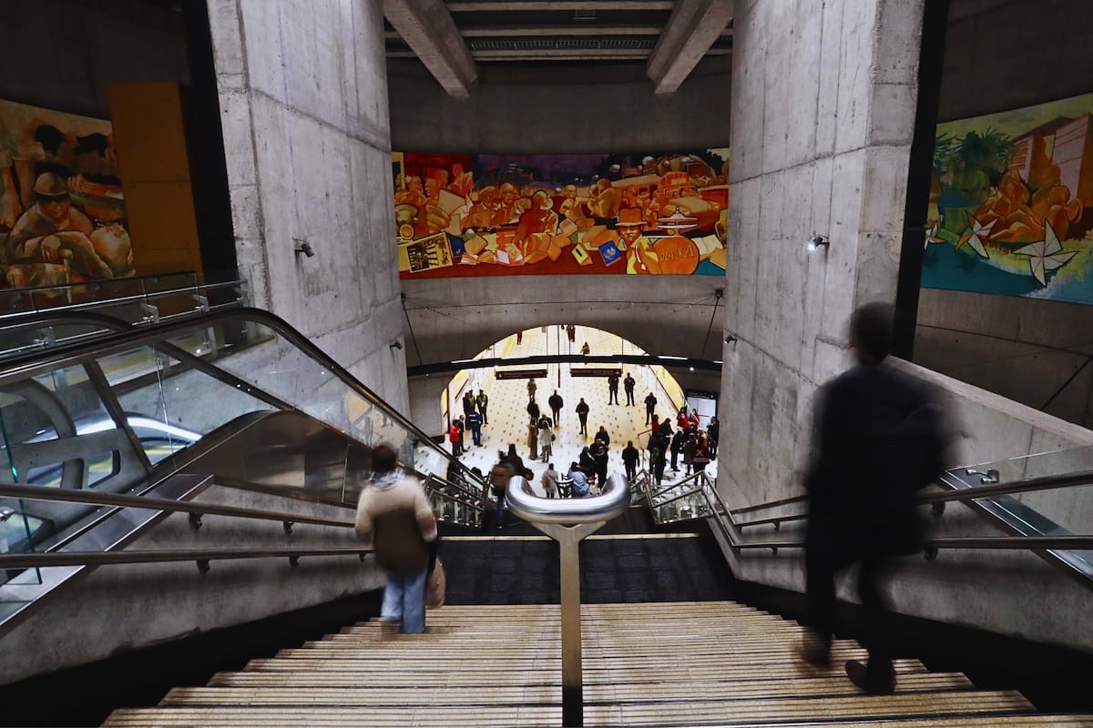 La iniciativa considera un total de 21 murales para las 19 estaciones de la nueva línea. Foto: Ministerio de las Culturas.