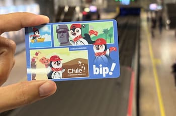 Metro de Santiago lanza nueva Tarjeta Bip! inspirada en la Expo Osaka 2025: ¿En qué estaciones se puede comprar?