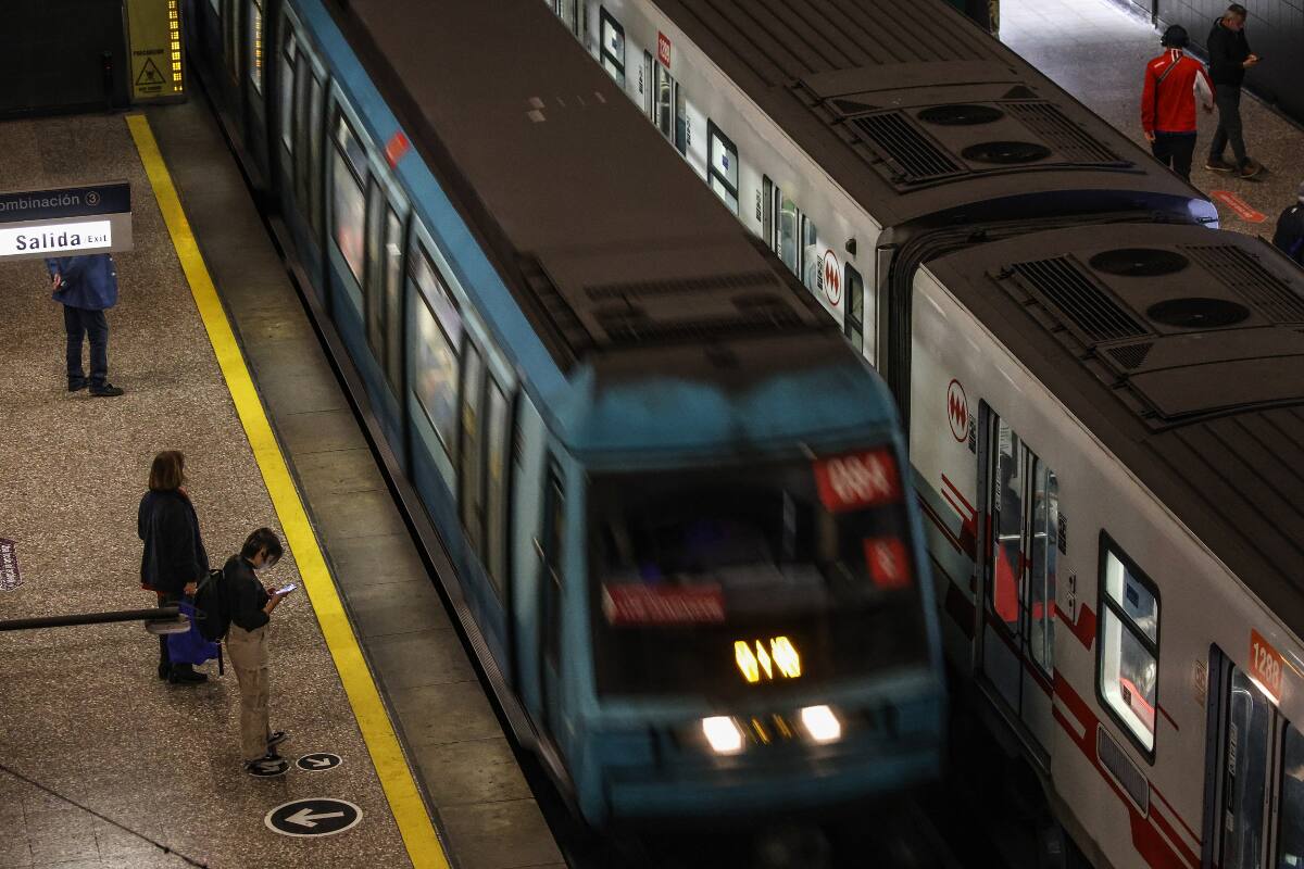 La presencia de una persona en la vía obligó a cerrar cuatro estaciones de la Línea 1 este lunes. Créditos: Diego Martin /Aton Chile.
