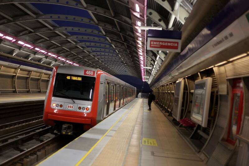 Tuvieron que cerrar cinco estaciones por persona en la vía.