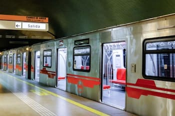 Metro de Santiago normaliza servicio en Línea 5 tras informar persona en la vía