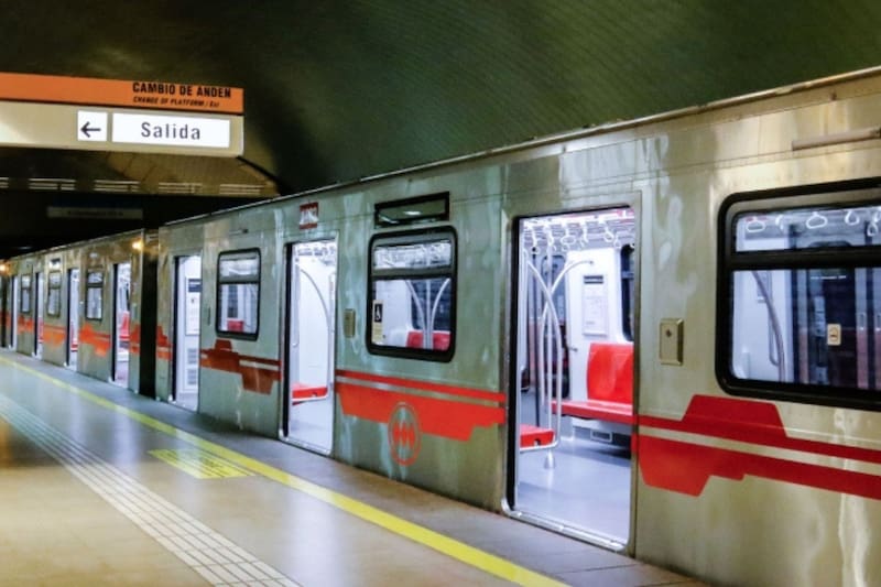 La entidad anunció persona en la vía en Línea 5.
Créditos: Metro de Santiago.
