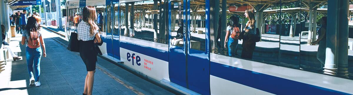 En el Metro de Valparaíso puedes conseguir tu tarjeta, cargarla y activarla. Créditos: EFE.