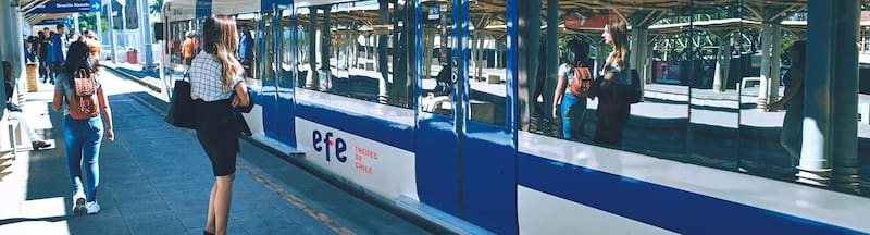 En el Metro de Valparaíso puedes conseguir tu tarjeta, cargarla y activarla. Créditos: EFE.