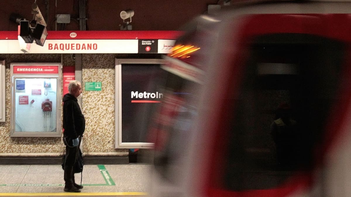 Metro de Santiago debió cerrar importante estación del trazado por manifestaciones