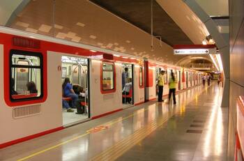 Los nuevos horarios del Metro de Santiago y Valparaíso tras toque de queda