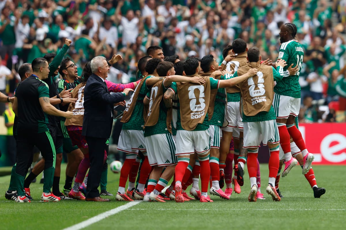Hinchas explotan contra el "cooling break".Foto: EFE.