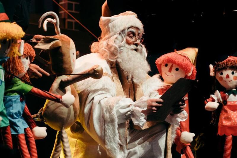 La obra acompaña a Tomás y Emma en su viaje por la Aldea Nöel junto a Colorito y sus amigos.