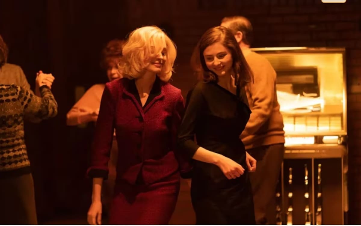 Anne Hathaway y Thomasin McKenzie en la adaptación de "Mi Nombre era Eileen".