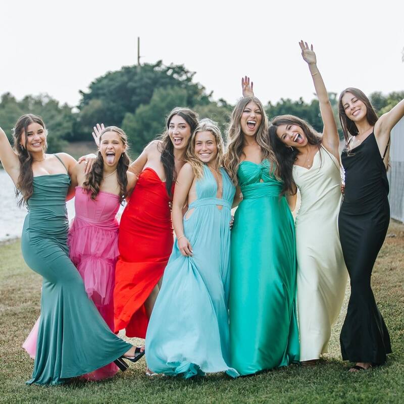 Mía Zamorano festejó su baile de graduación.