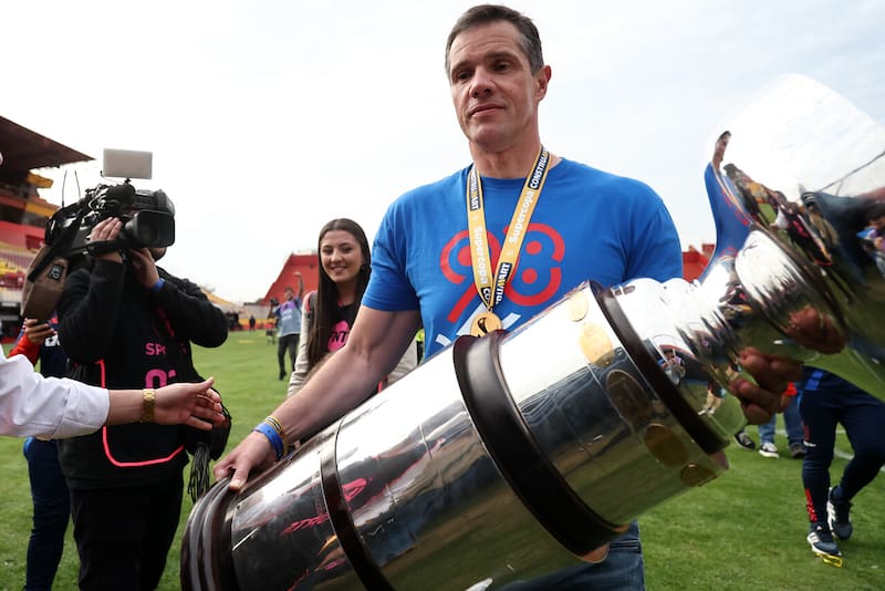 Se lanzó contra la prensa y los "hinchas" albos. Foto: Photosport