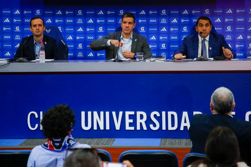 El presidente de Azul Azul S.A. lideró la Junta de Accionistas de Universidad de Chile en el Centro Deportivo Azul.
Marcelo Hernandez/Photosport