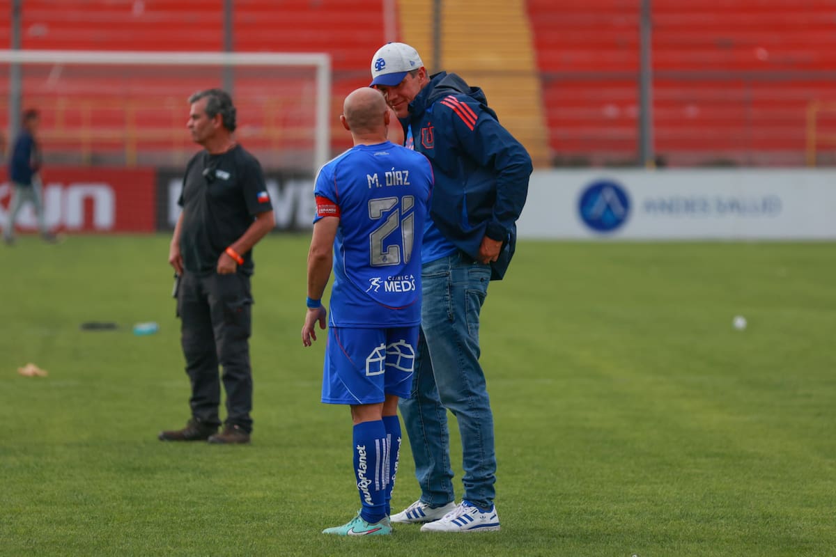 Por ahora, se mantiene en la mesa de Azul Azul planificando el 2026 y definiendo la salida de Gustavo Álvarez. Foto: Agencia Aton