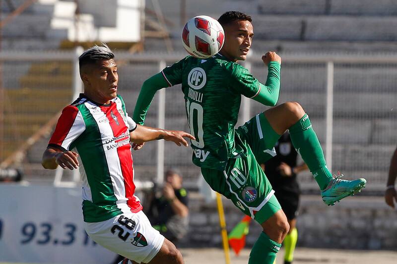 Michael Fuentes  se acerca a Palestino (Foto: Photosport)