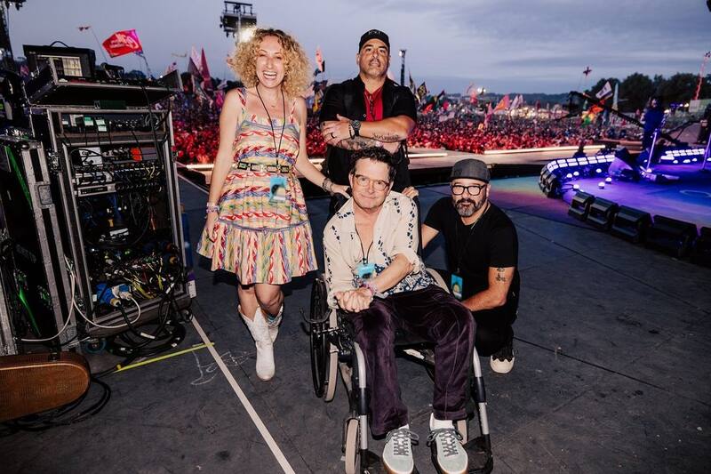 La foto de Michael J. Fox junto a su equipo que publicó tras su aparición con Coldplay