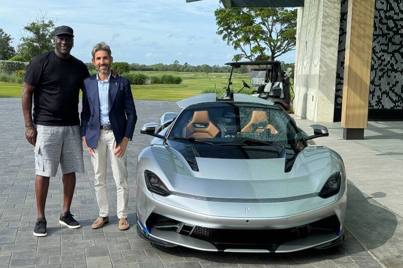 Michael Jordan con su nuevo deportivo