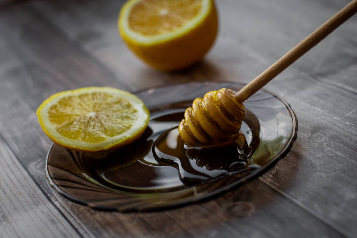 Esta mascarilla a base de miel y limón te ayudará a debilitar el vello facial.