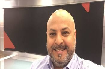 Quién es Miguel Acuña, histórico periodista en terreno y animador de Canal 13