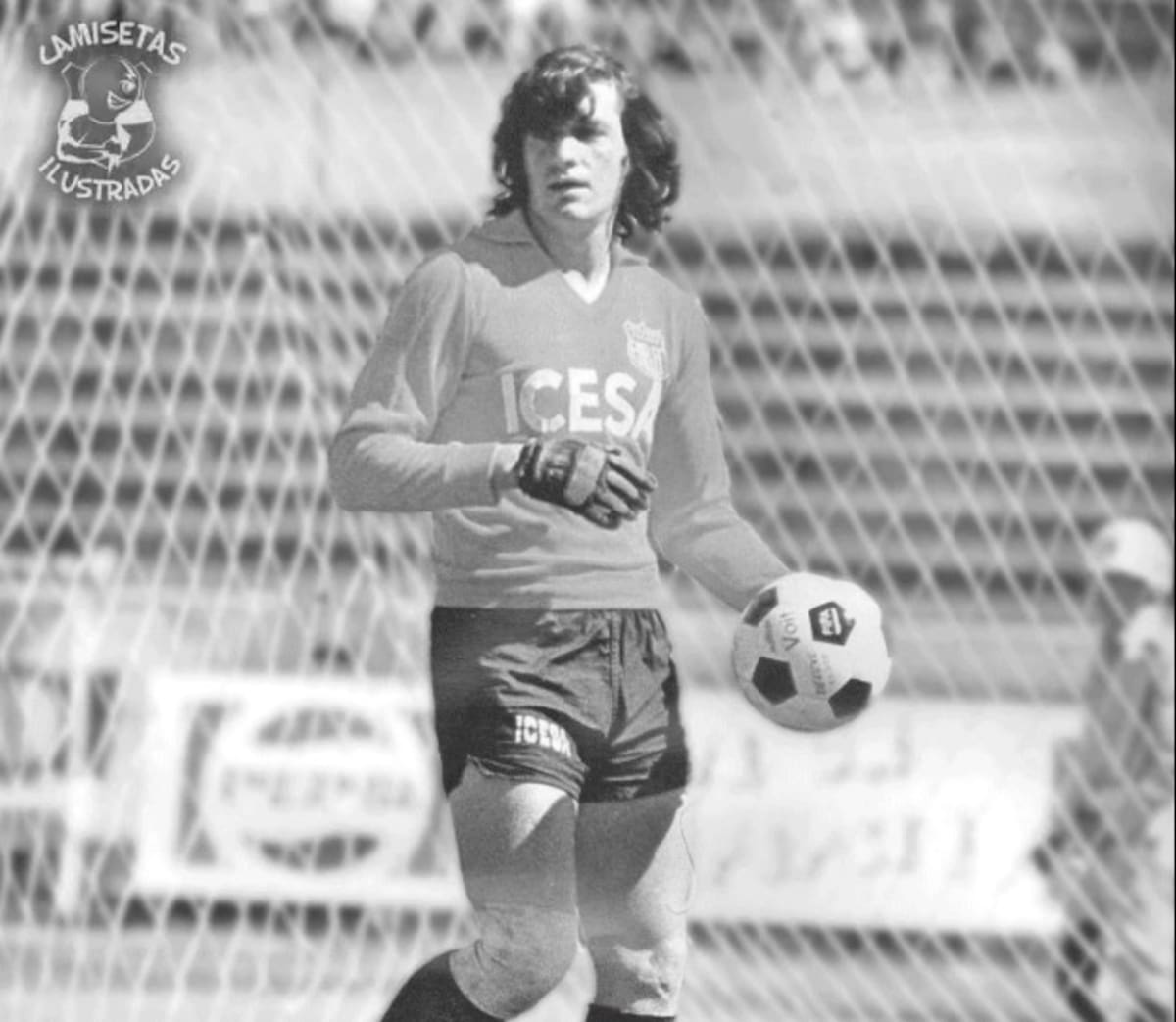 El argentino salió campeón en 1972 con Colo Colo. Jugó solo ese año, pero deslumbró. En la foto, con la camiseta del Emelec de Ecuador.