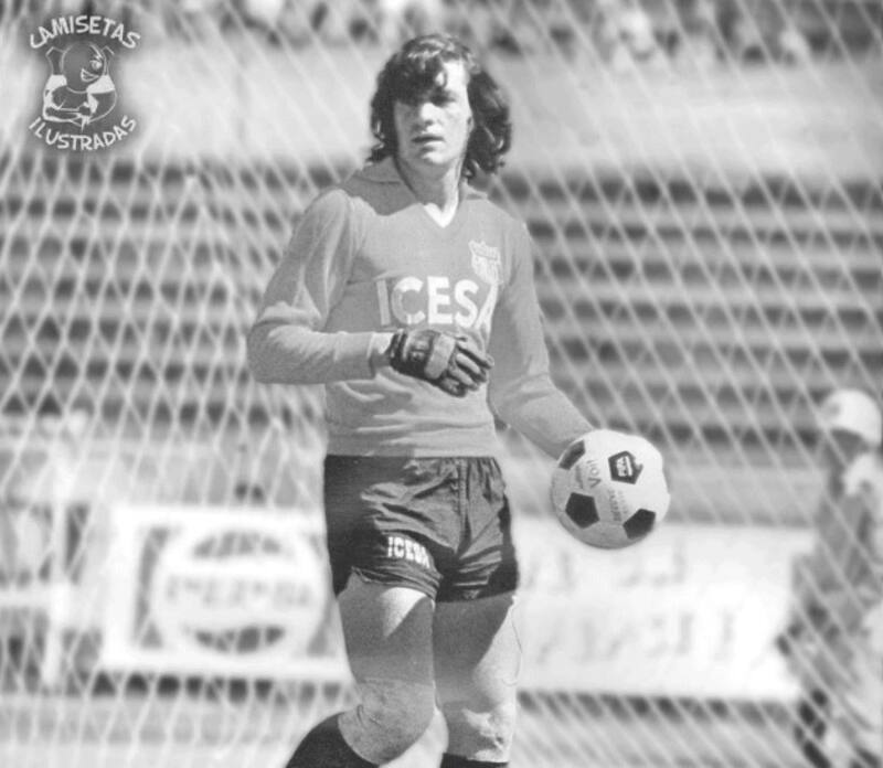 El argentino salió campeón en 1972 con Colo Colo. Jugó solo ese año, pero deslumbró. En la foto, con la camiseta del Emelec de Ecuador.