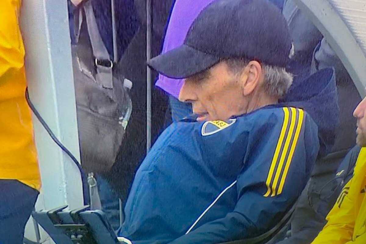 La imagen que llamó la atención: el entrenador durmiendo en pleno partido de Boca con Aldosivi.