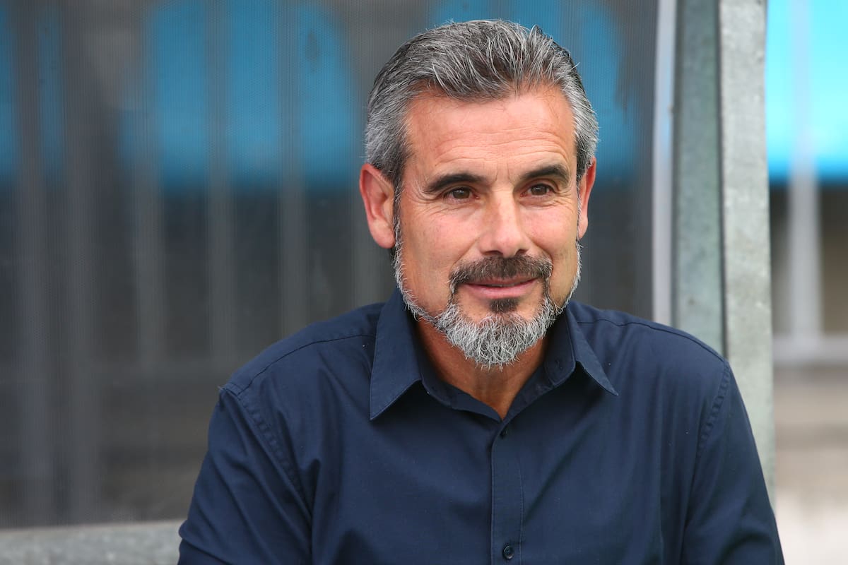 Miguel Cheíto Ramírez en la banca de Deportes Iquique.