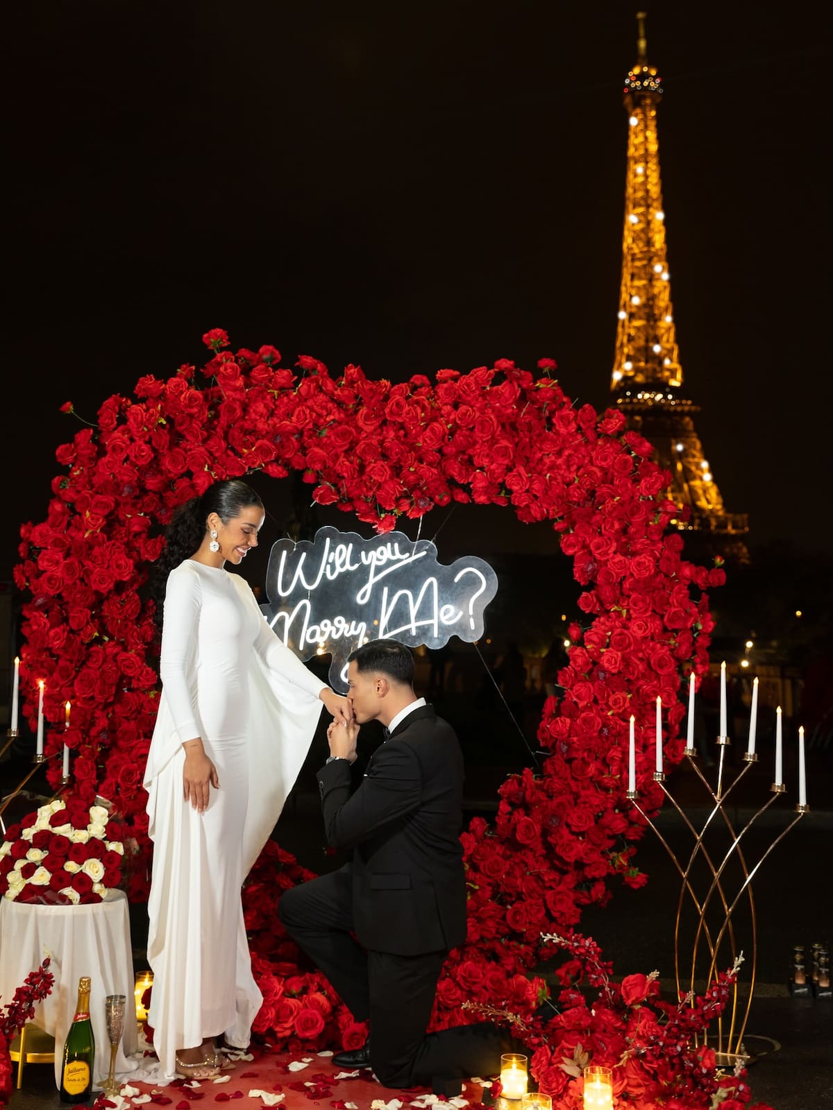 Pidiendo matrimonio de rodillas. Foto: Instagram.