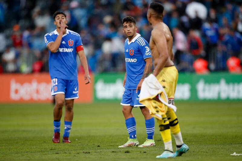 siendo increpado en partido contra Universidad de Chile.