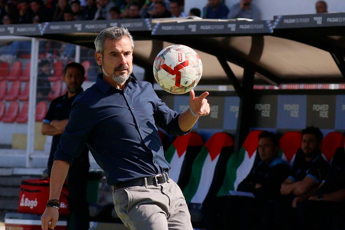 El entrenador tiene un apreciable pasado como futbolista. Jugó en Europa y fue mundialista. Conoce la élite y otras realidades, por eso su mirada busca subir el nivel de la discusión.