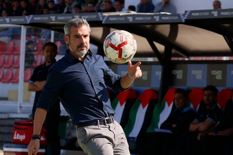 El entrenador tiene un apreciable pasado como futbolista. Jugó en Europa y fue mundialista. Conoce la élite y otras realidades, por eso su mirada busca subir el nivel de la discusión.