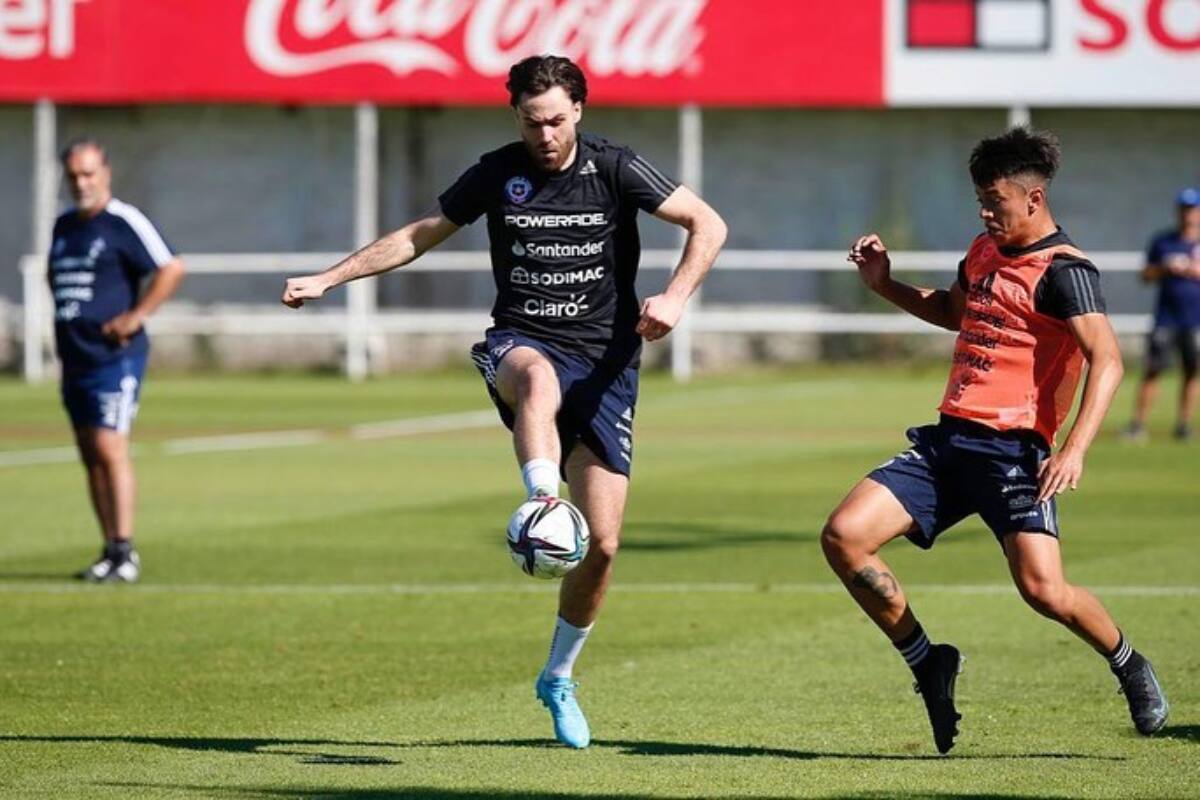 En esta ocasión el central está disputando un balón con Ben Brereton, haciendo de sparring para La Roja de Martín Lasarte en Juan Pinto Durán hace unos años. (Foto: Instagram)