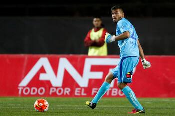 Ex arquero de Universidad Católica quedó libre y podría volver al fútbol chileno