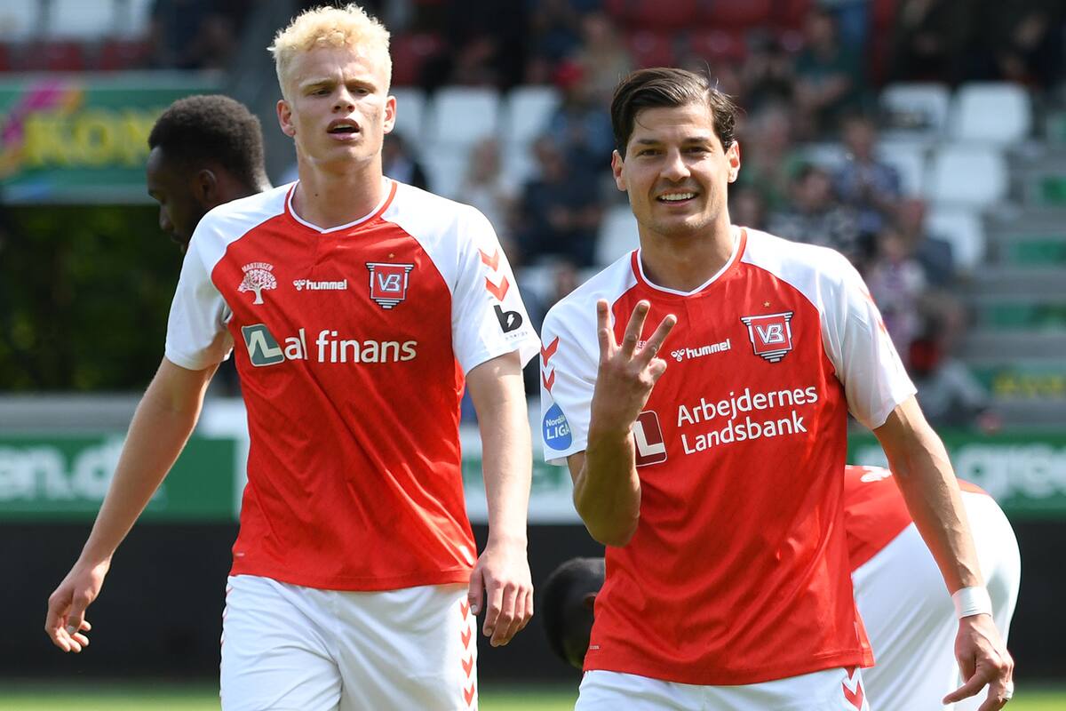 El lateral izquierdo chileno vive un complicado momento deportivo en Dinamarca.