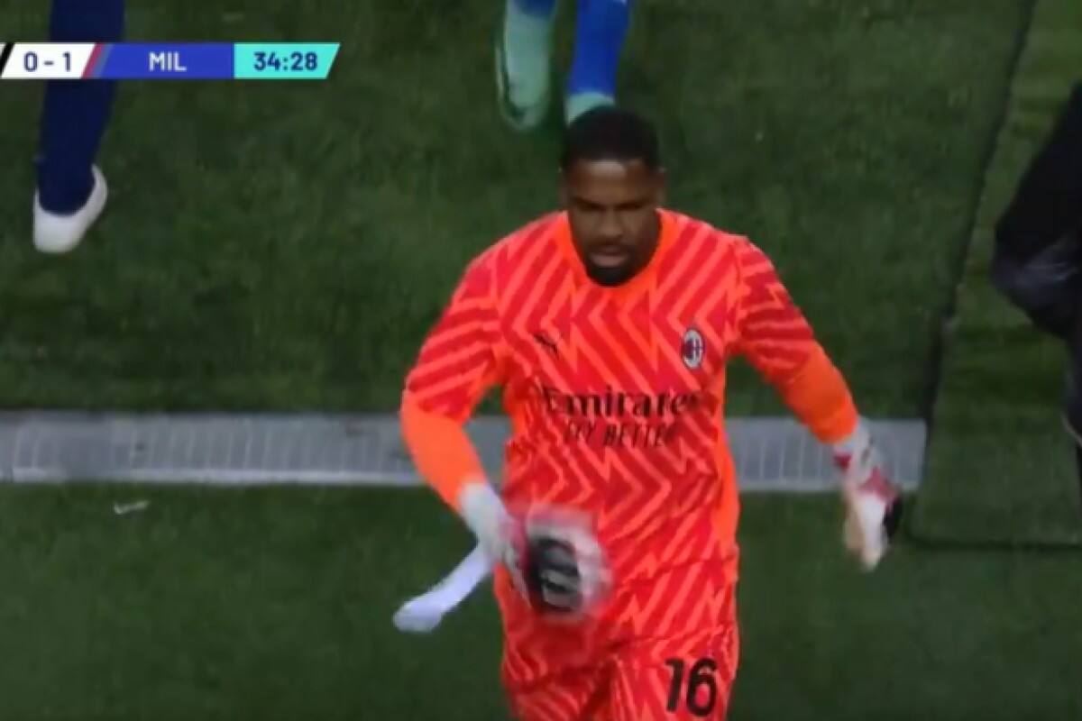 Mike Maignan, arquero de Milán abandona el terreno tras recibir insultos racistas