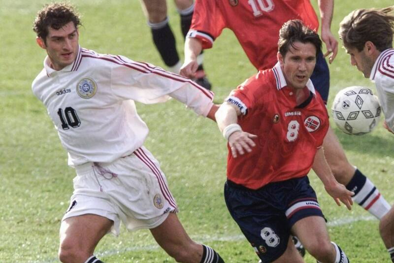 El exdelantero jugó 46 partidos por su selección nacional. En varias ocasiones asumió el rol de volante creativo. En la imagen, jugando ante Hong Kong.