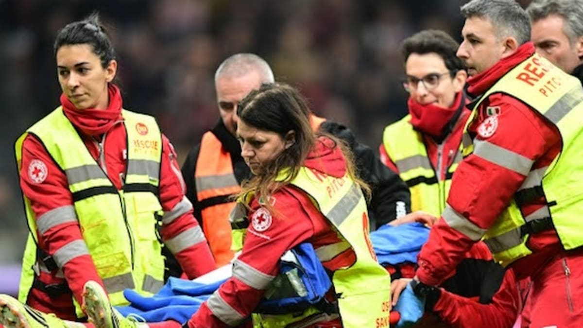 VIDEO | Escalofriantes escenas: jugador del AC Milán terminó noqueado tras fuerte choque con arquero rival