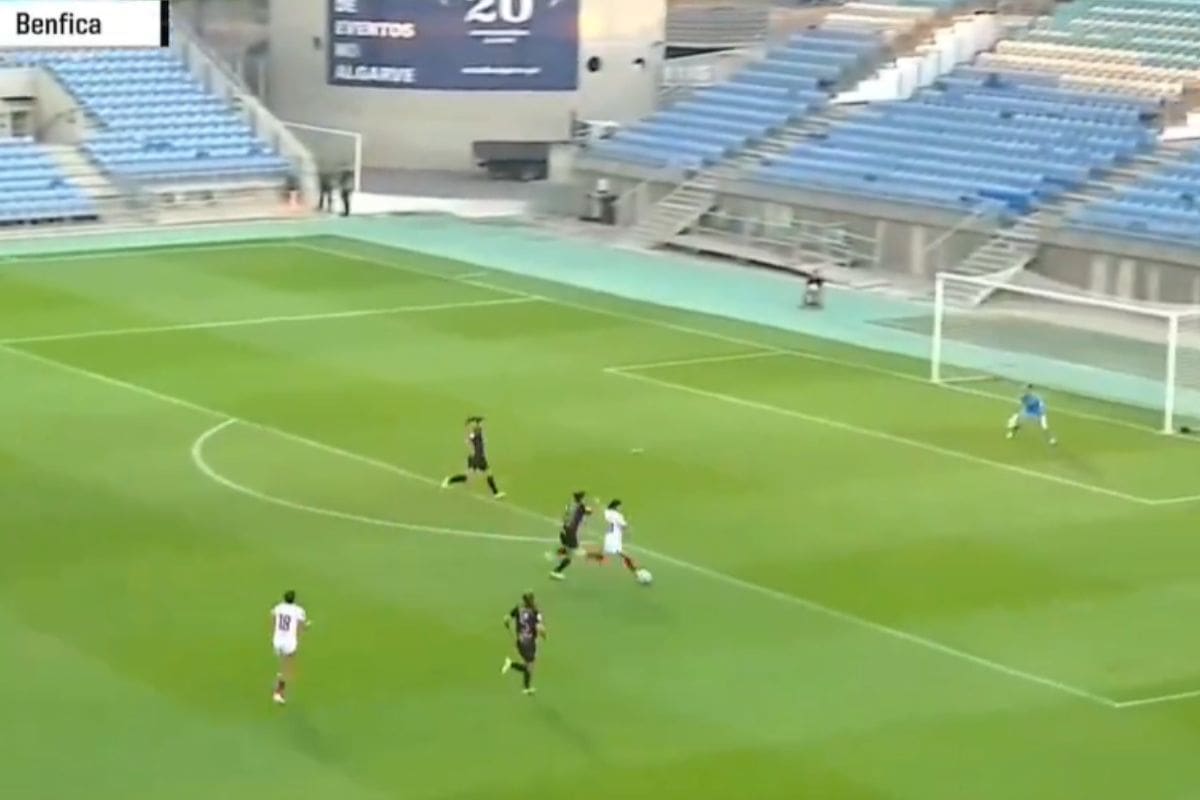 marcó su primer gol con la camiseta del Sevilla en un amistoso ante el Benfica en Portugal.