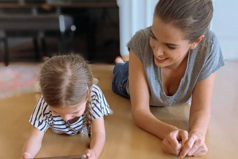 Millaray Viera muestra el especial regalo que eligió su hija, Celeste.