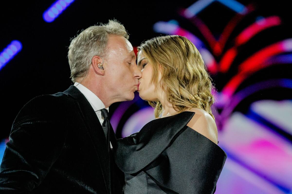 El beso de Millaray Viera y Martín Cárcamo