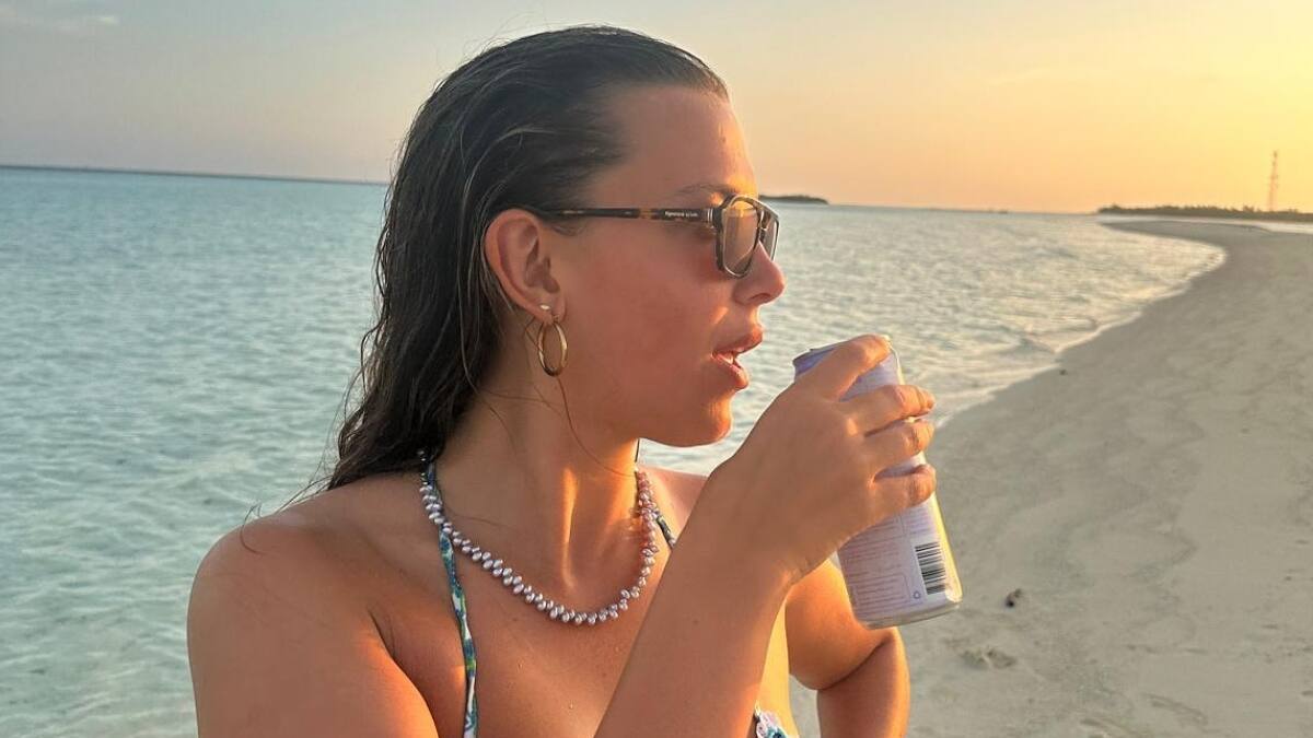 Mientras en Chile comienza a hacer frío: Millie Bobby Brown se luce con espectacular bikini en la playa