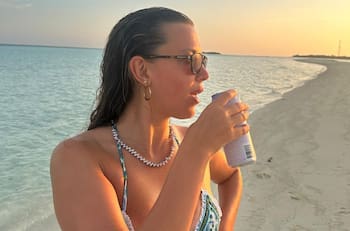 Mientras en Chile comienza a hacer frío: Millie Bobby Brown se luce con espectacular bikini en la playa