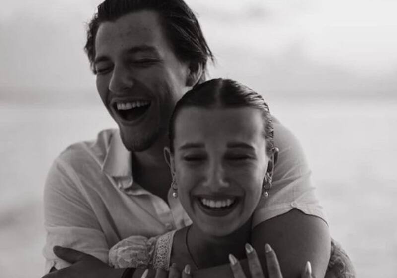 Millie Bobby Brown y Jake Bongiovi compartieron esta foto en redes sociales para anunciar su compromiso.