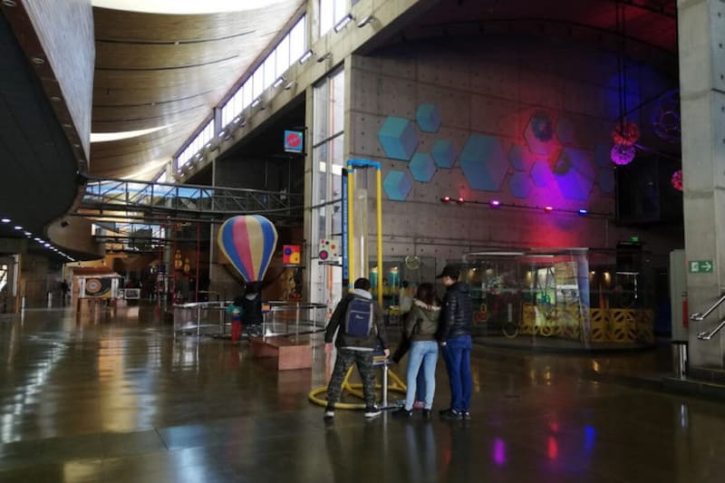 Revisa los precios y los horarios del museo.