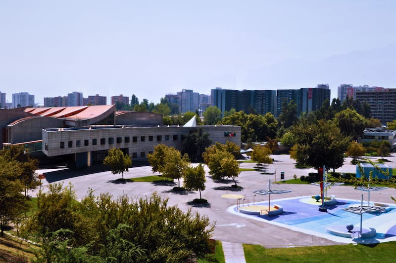 Un lugar fácil de llegar en Santiago para divertirse en compañía. Créditos: registromuseoschile.cl.